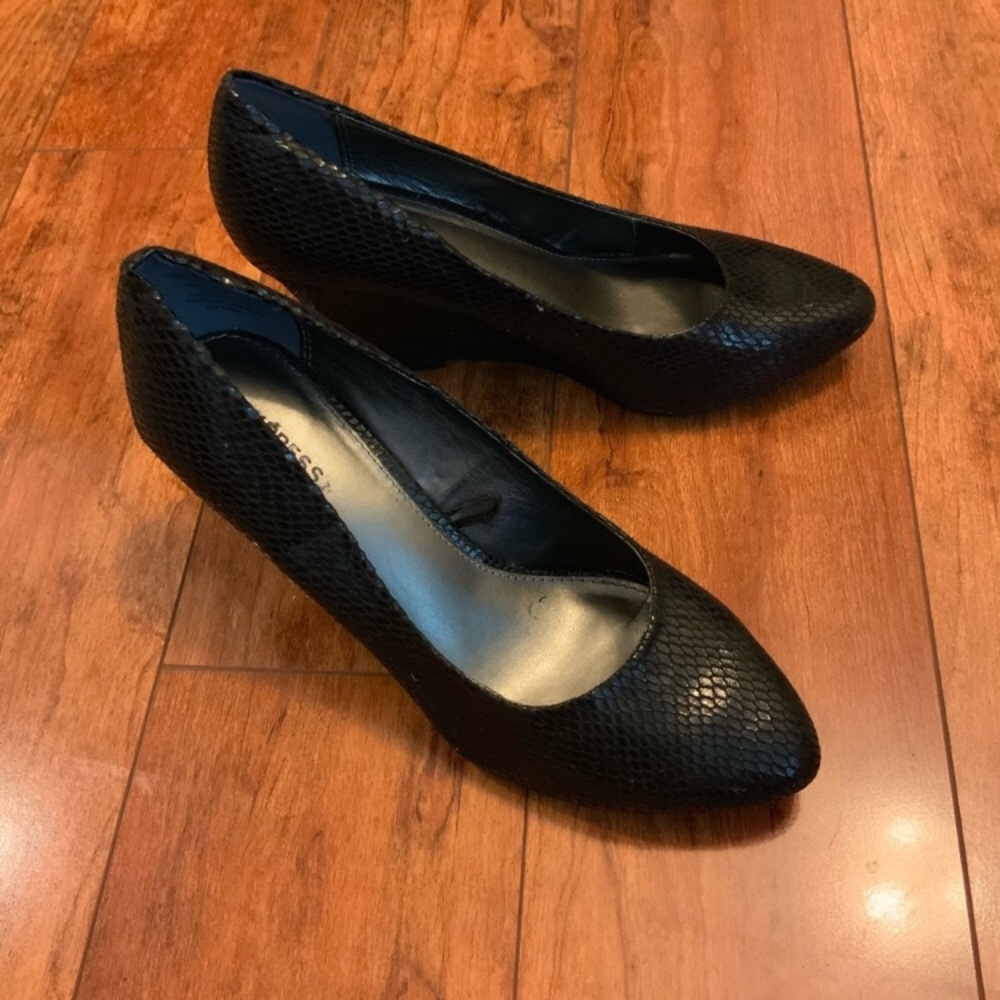 Black snakeskin wedge pumps
